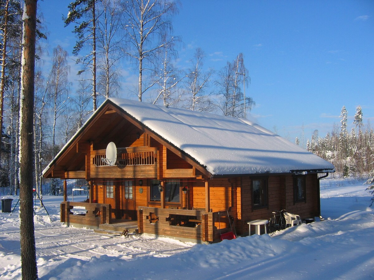 Spacious cottage by the lake