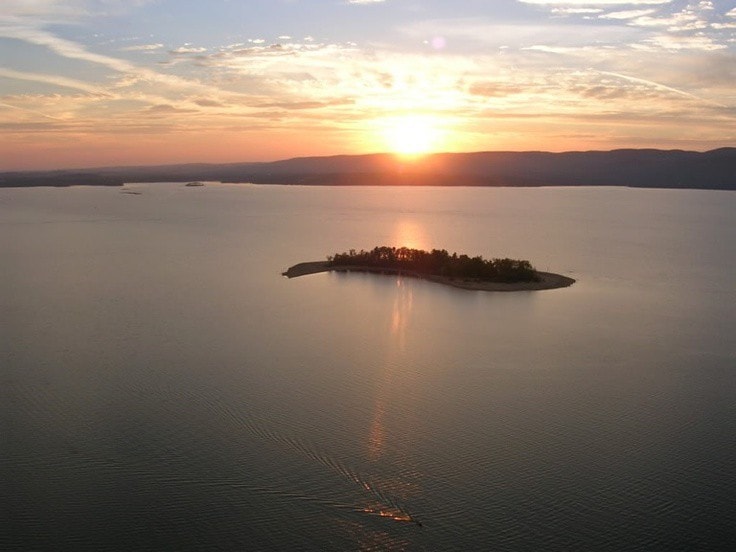 萨坎达加湖（ Sacandaga Lake ）和船滑梯