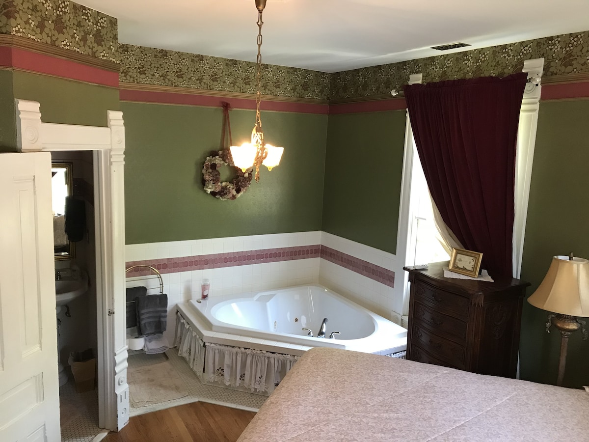 Charming Victorian B&B - Nathaniel Hawthorne Room