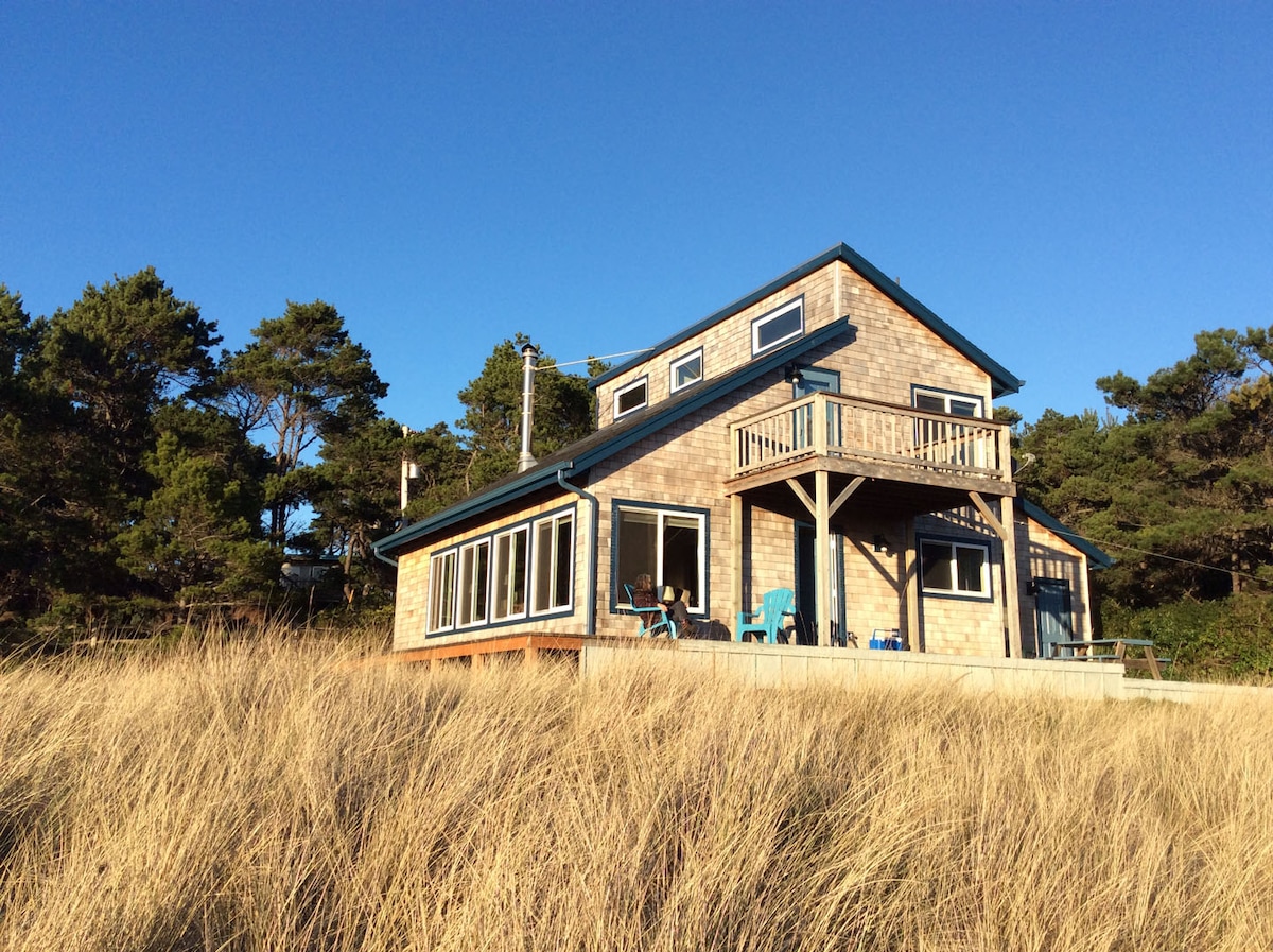 阳光明媚宁静的海滨小屋