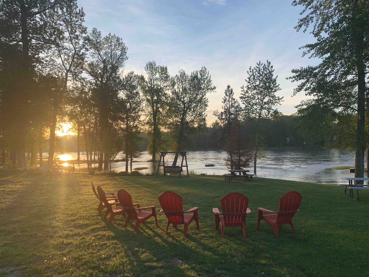 Lester’s Cottage - Riverfront Retreat