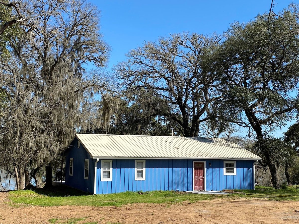 德克萨斯州史密斯维尔湖上的蓝色房屋