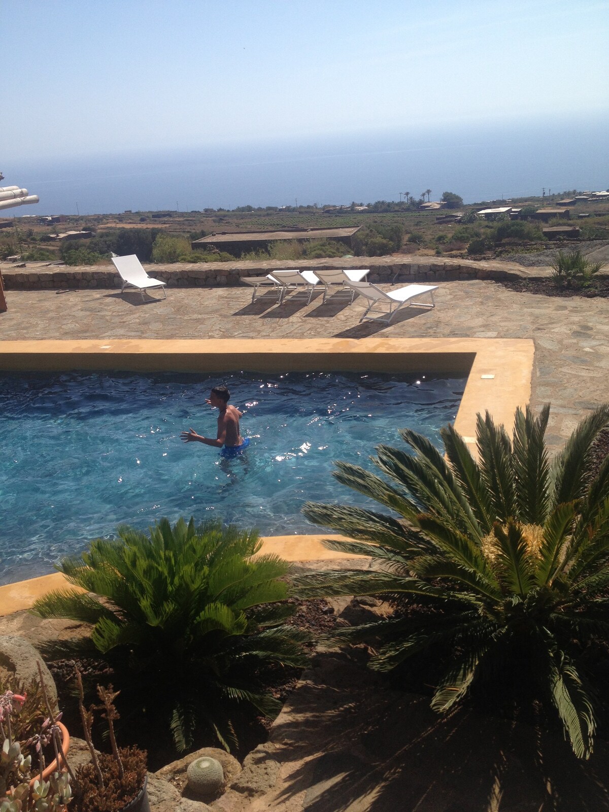 DAMMUSO燕子-可欣赏壮丽海景的游泳池