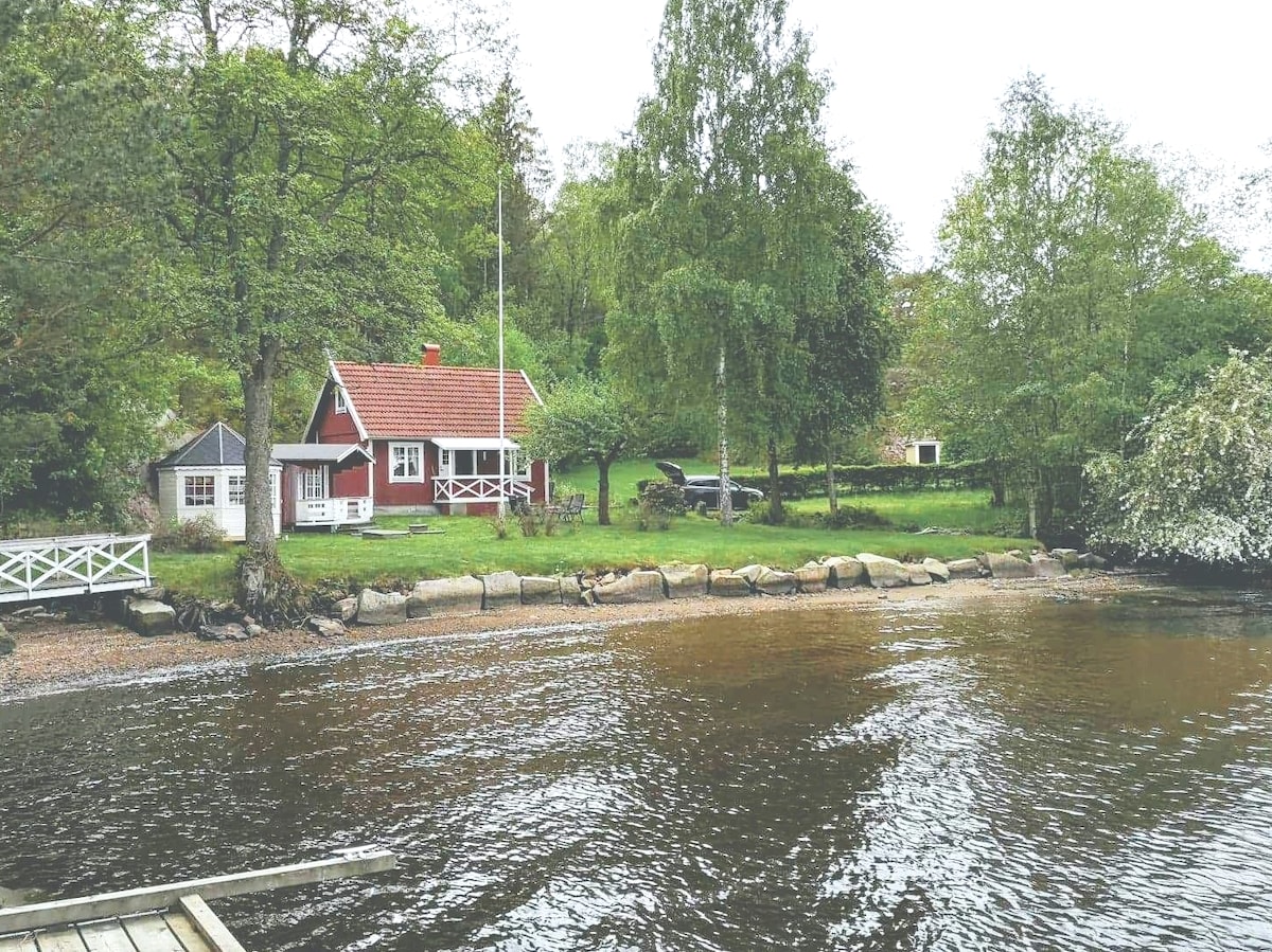 温馨的瑞典小屋，带有田园诗般的海滩和船只