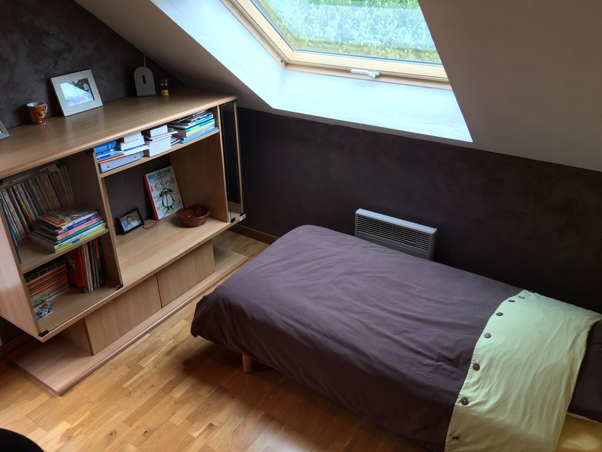 Une chambre 2 avec mezzanine dans maison calme.