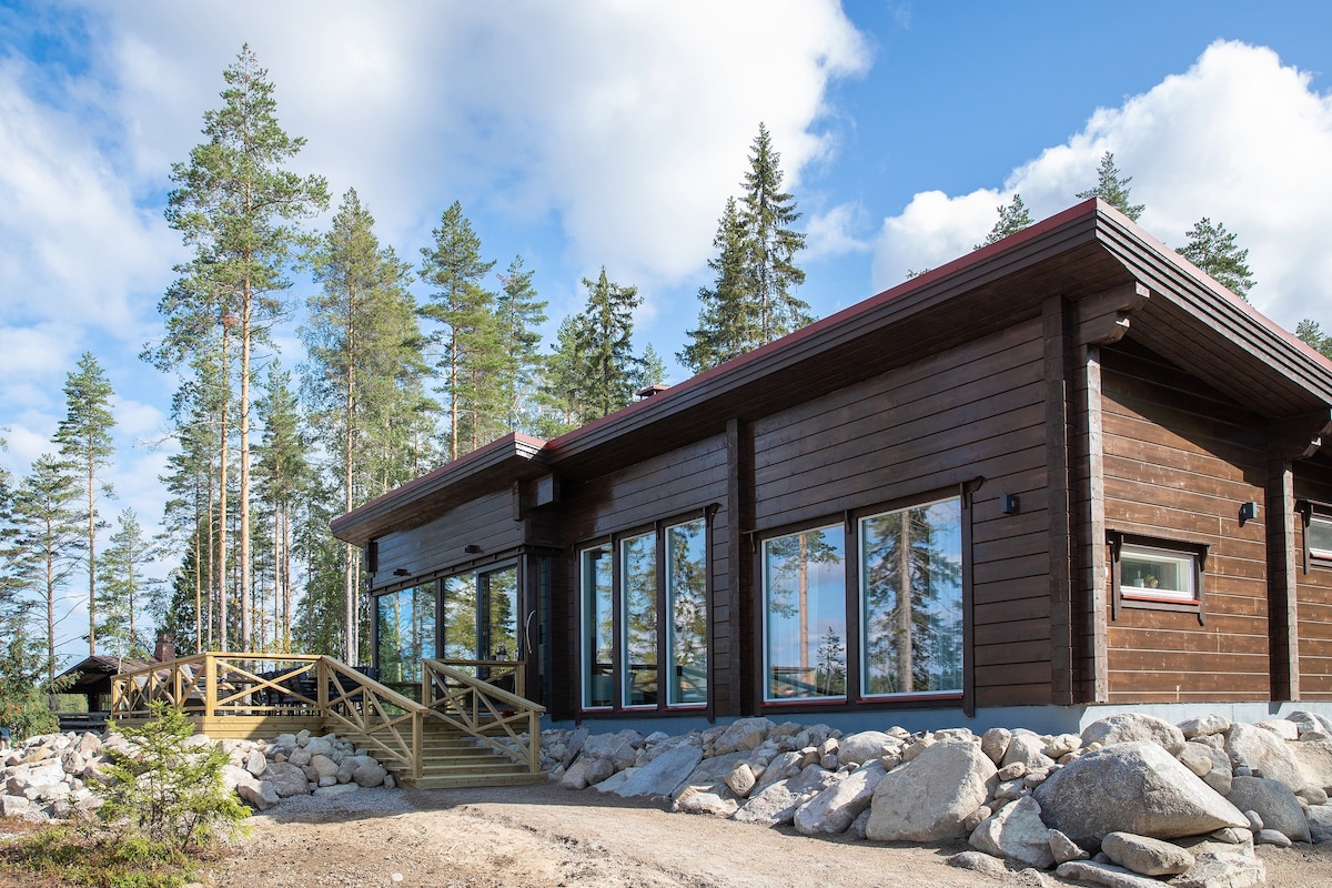 芬兰市中心的大型小木屋