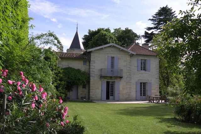 Château et dépendance au cœur d'un vignoble