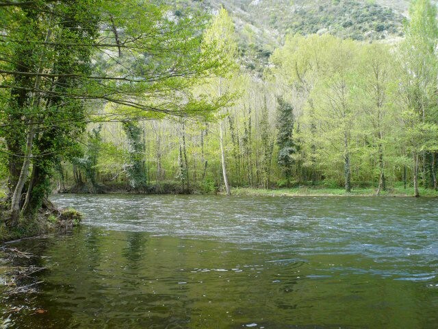 阿列日（ Ariège ）漂亮的谷仓，比利牛斯山脉景观。远程工作