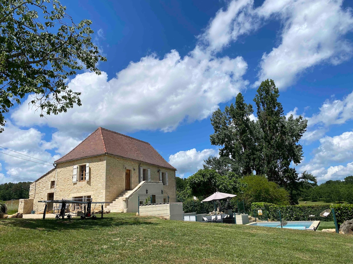 Picturesque renovated farmhouse with pool