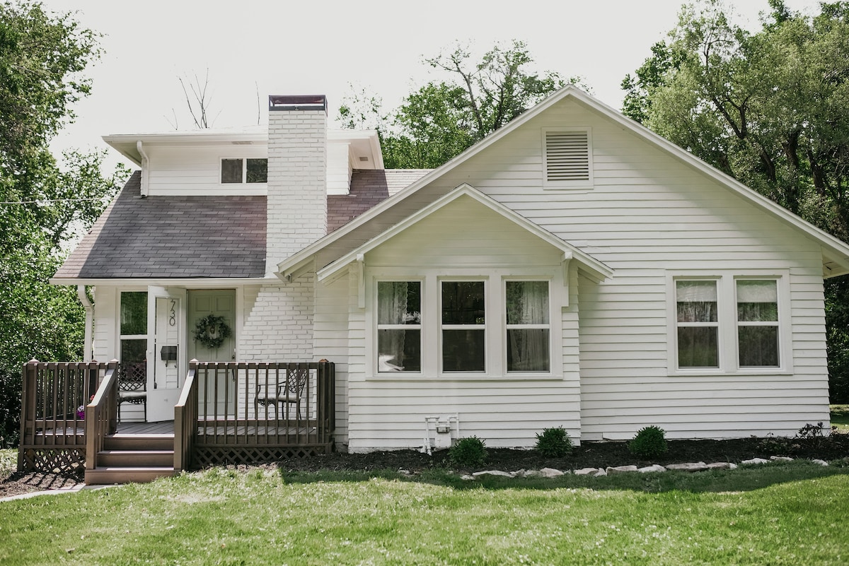 The Hardy House-Cozy Restored 1900s Farmhouse