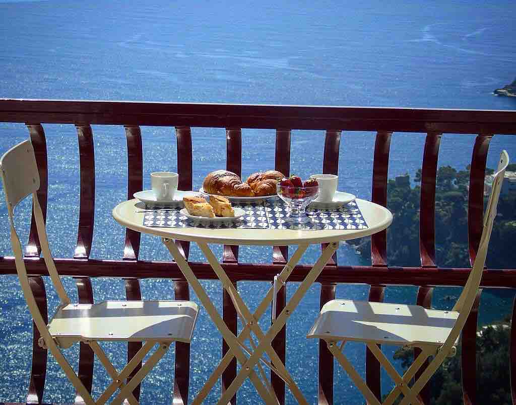 Amalfi1 SuperiorDeluxeSeaView-Wifi-BusStop-2AirCon