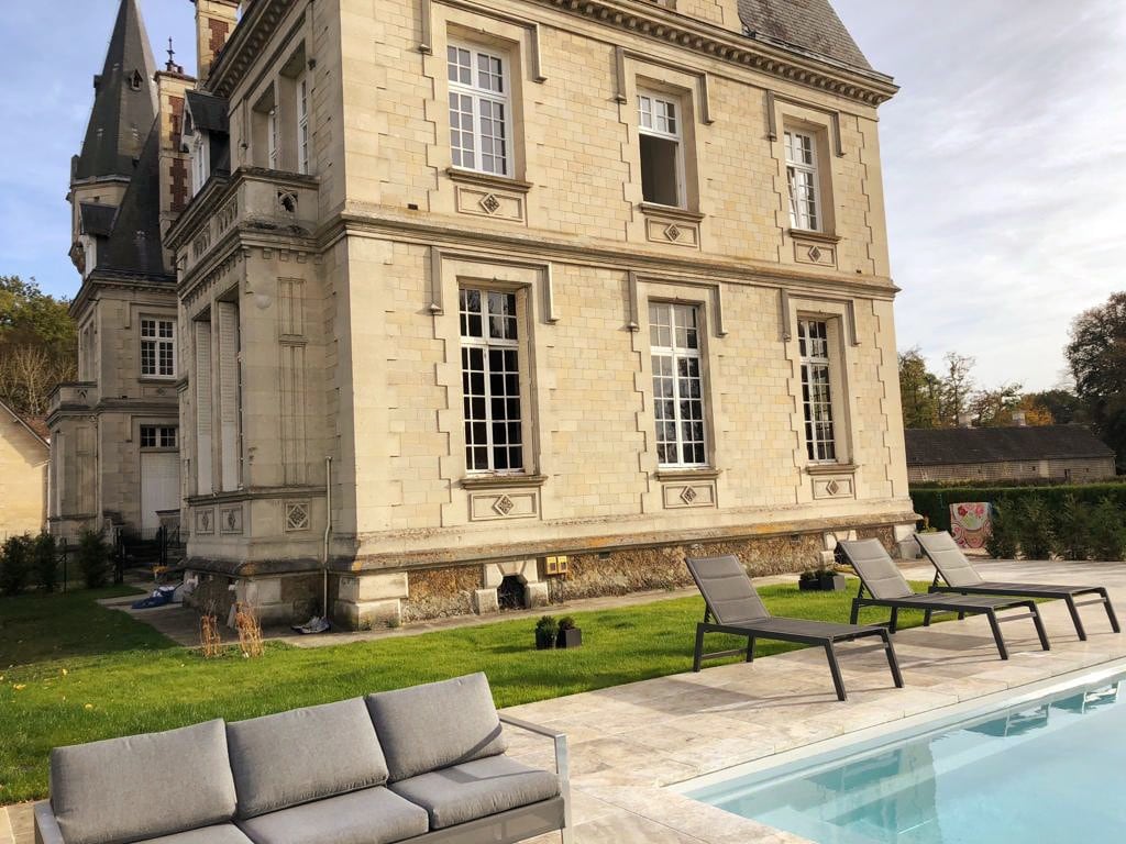 225平方米双层公寓，位于靠近巴黎的城堡+泳池