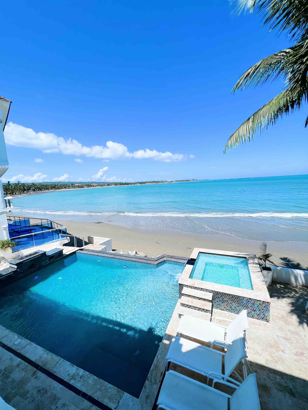 Studio beach front room with restaurant and pool