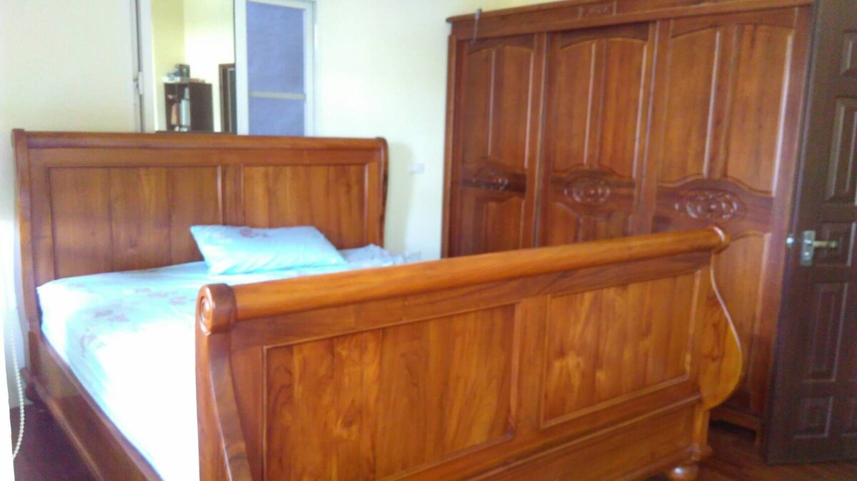 舒适的双人房，配备加大双人床 舒適特大雙人床