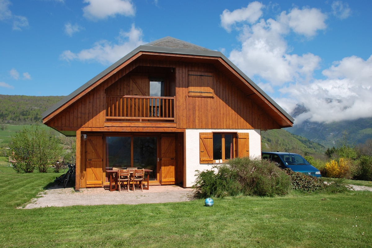 Chalet moyenne montagne, vue magnifique, Savoie