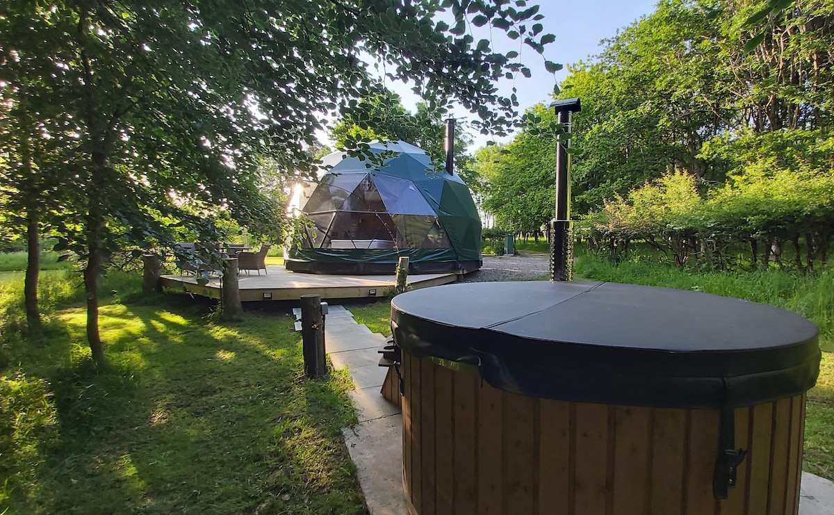 Lodge farm Woodland dome. Hot tub. luxury escape