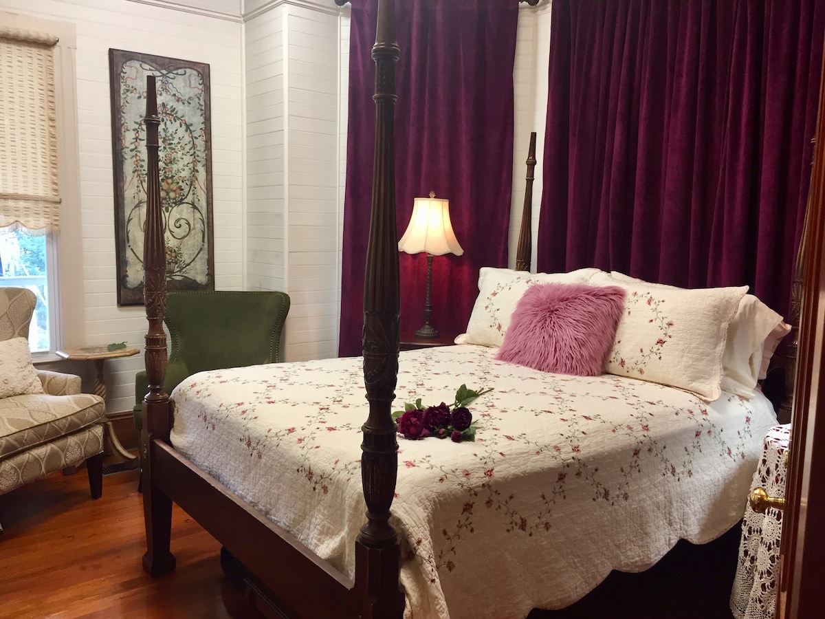 Majestic Jewel Inn~Vintage Rose Suite