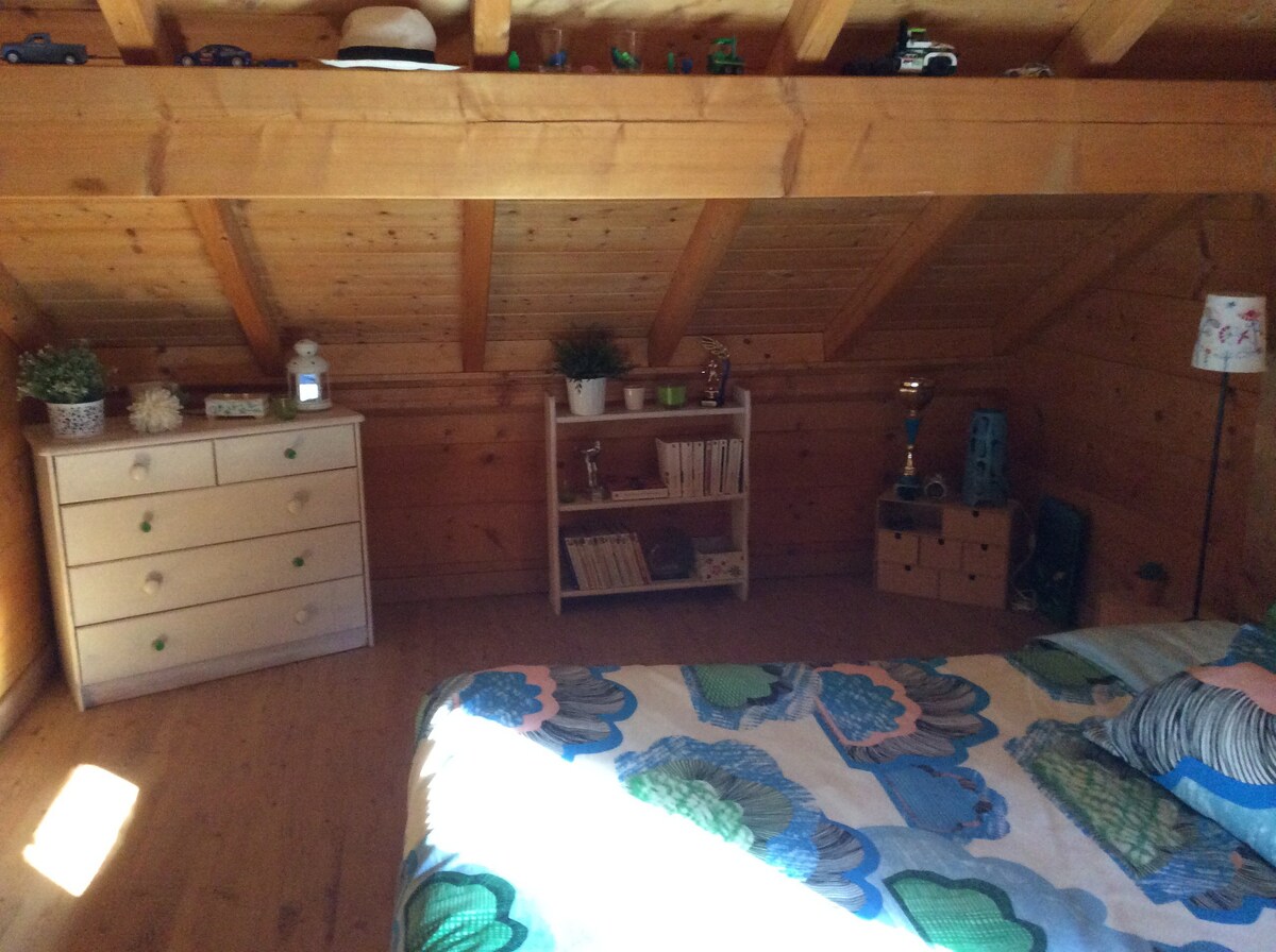 漂亮的木质度假木屋房间！