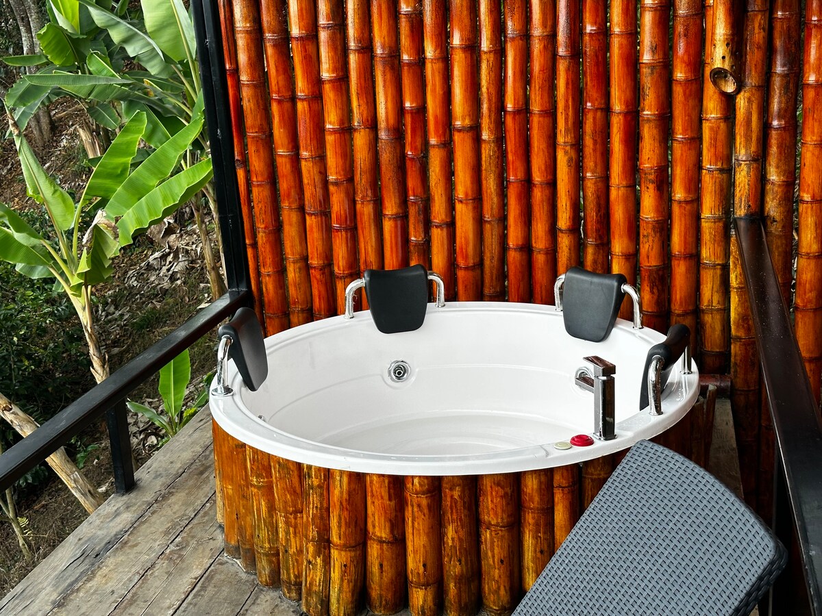 带热水浴缸的温馨小木屋。