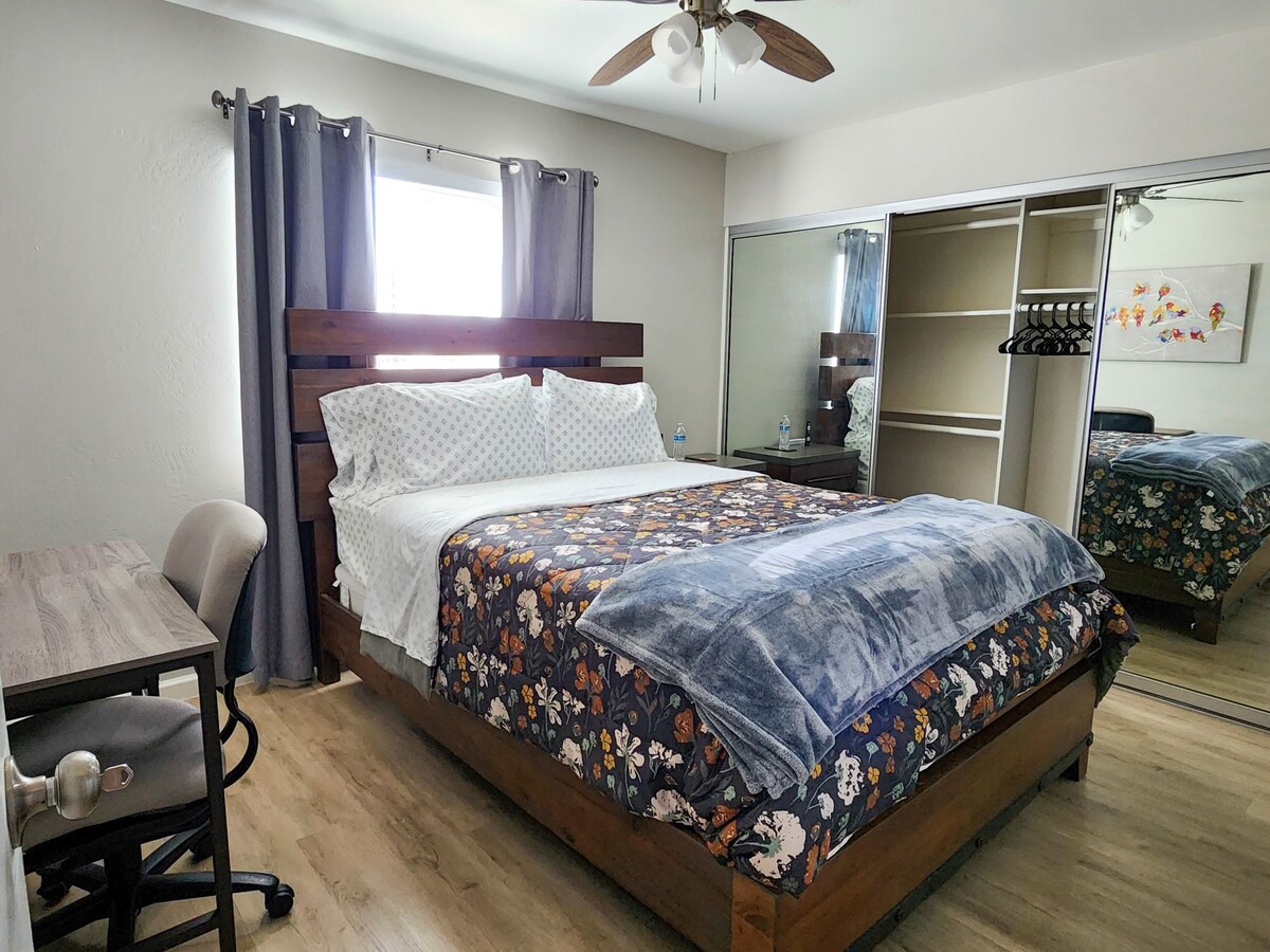 Peaceful Room with Queen Bed, Fast Wi-Fi & Parking