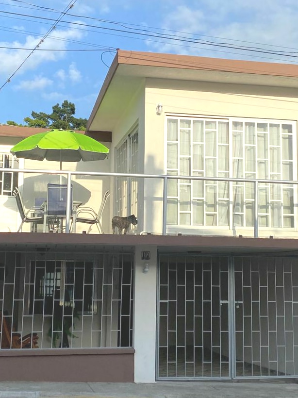 Casa llena de Confort, y buen gusto dispuesta para descansar y pasar momentos en familia inolvidables.