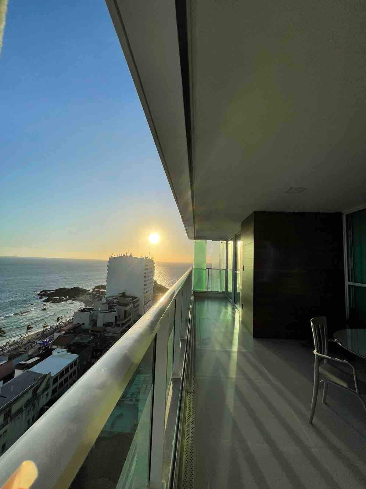 Apartamento na Barra alto padrão com vista mar