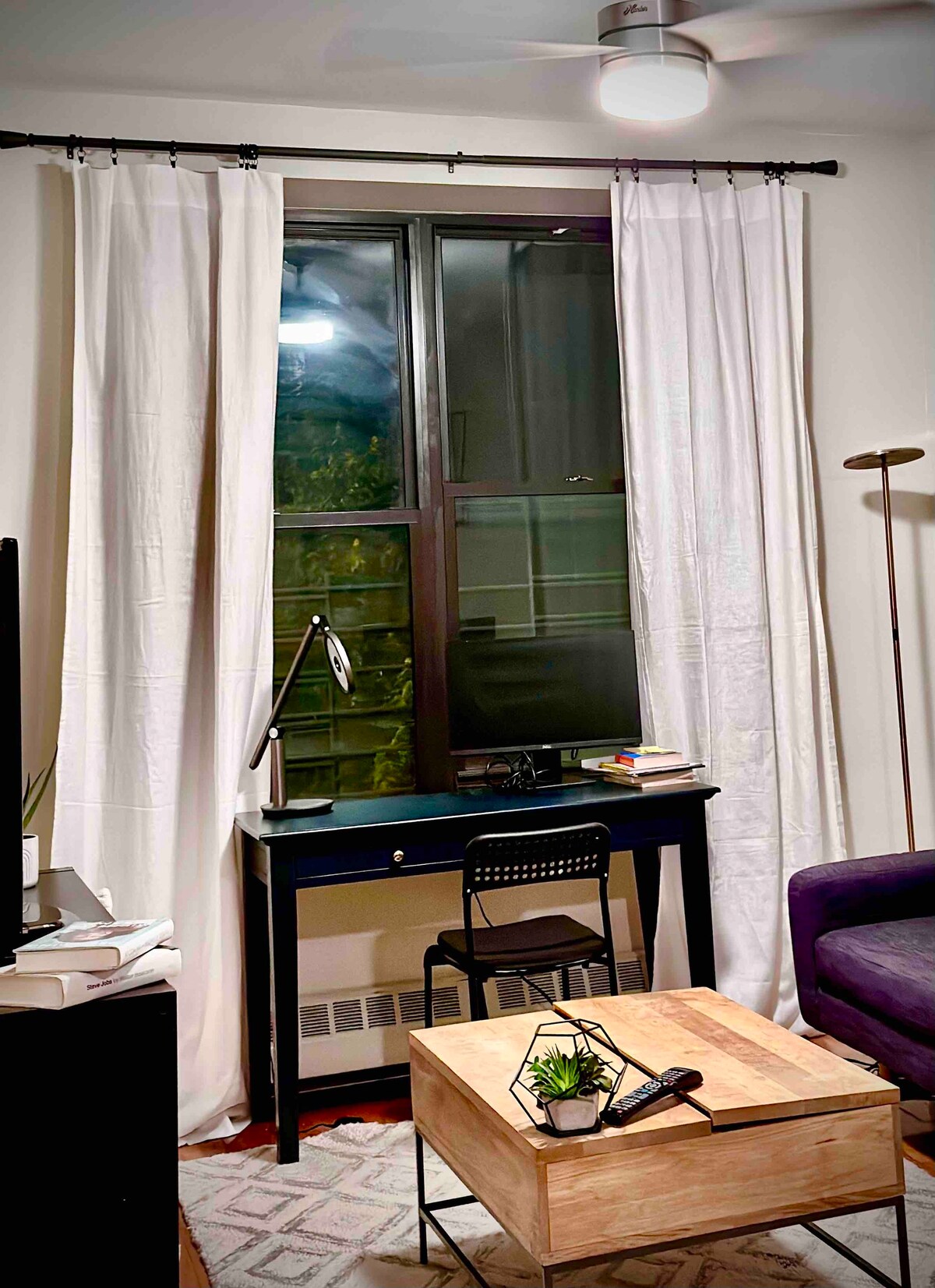 配备家居便利设施的现代化公寓、厨房和空调
