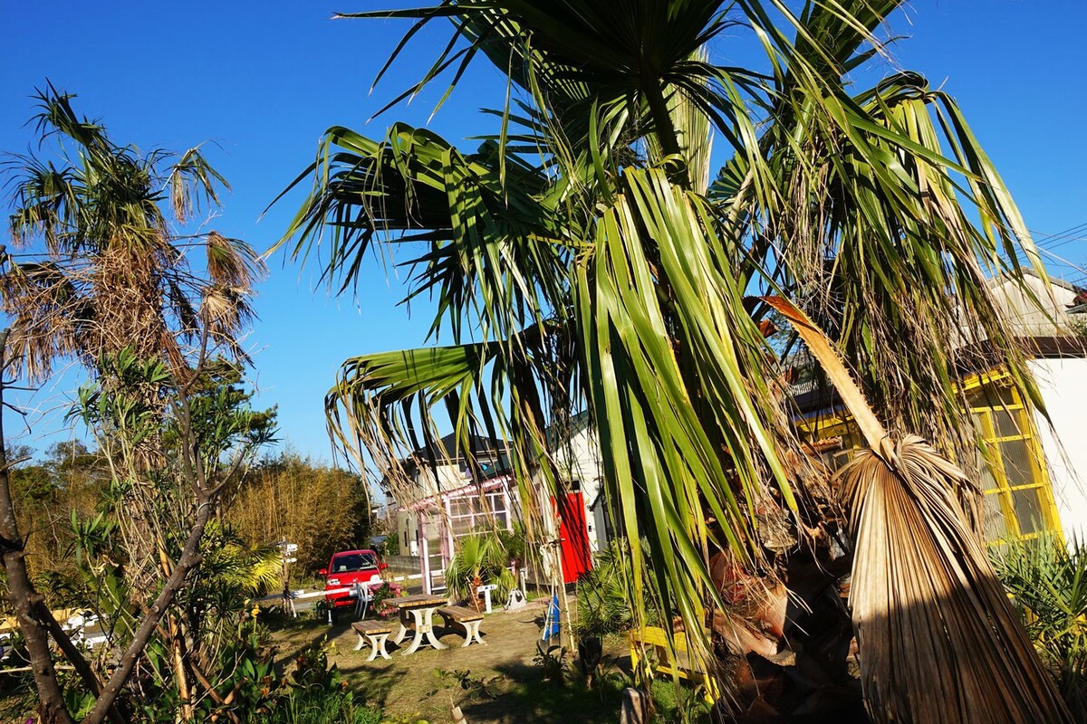 06 ②白色夏威夷小屋别墅/带屋顶的小屋露台，即使在雨天也可以烧烤◎ 2人