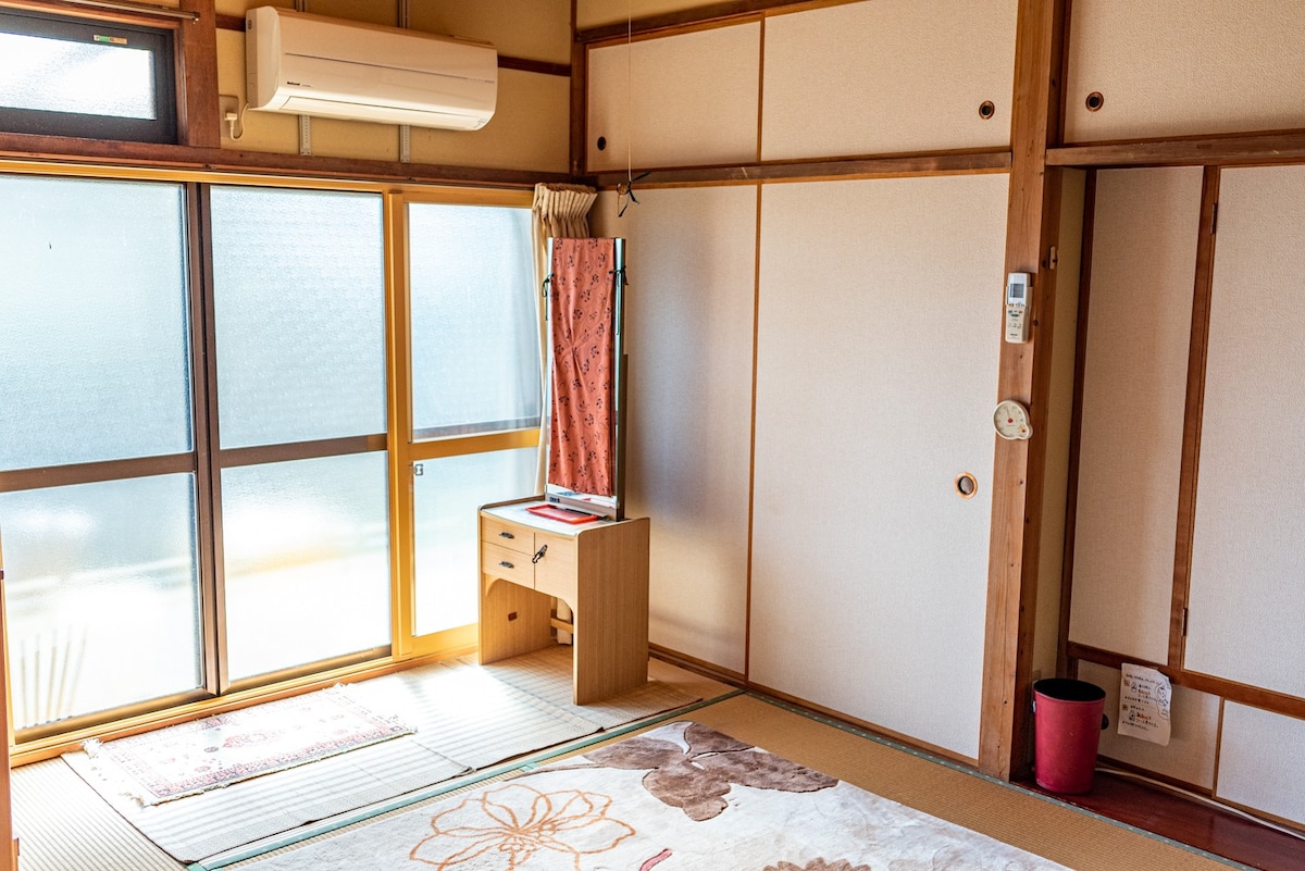 日本建筑师、日式床垫和石内景观