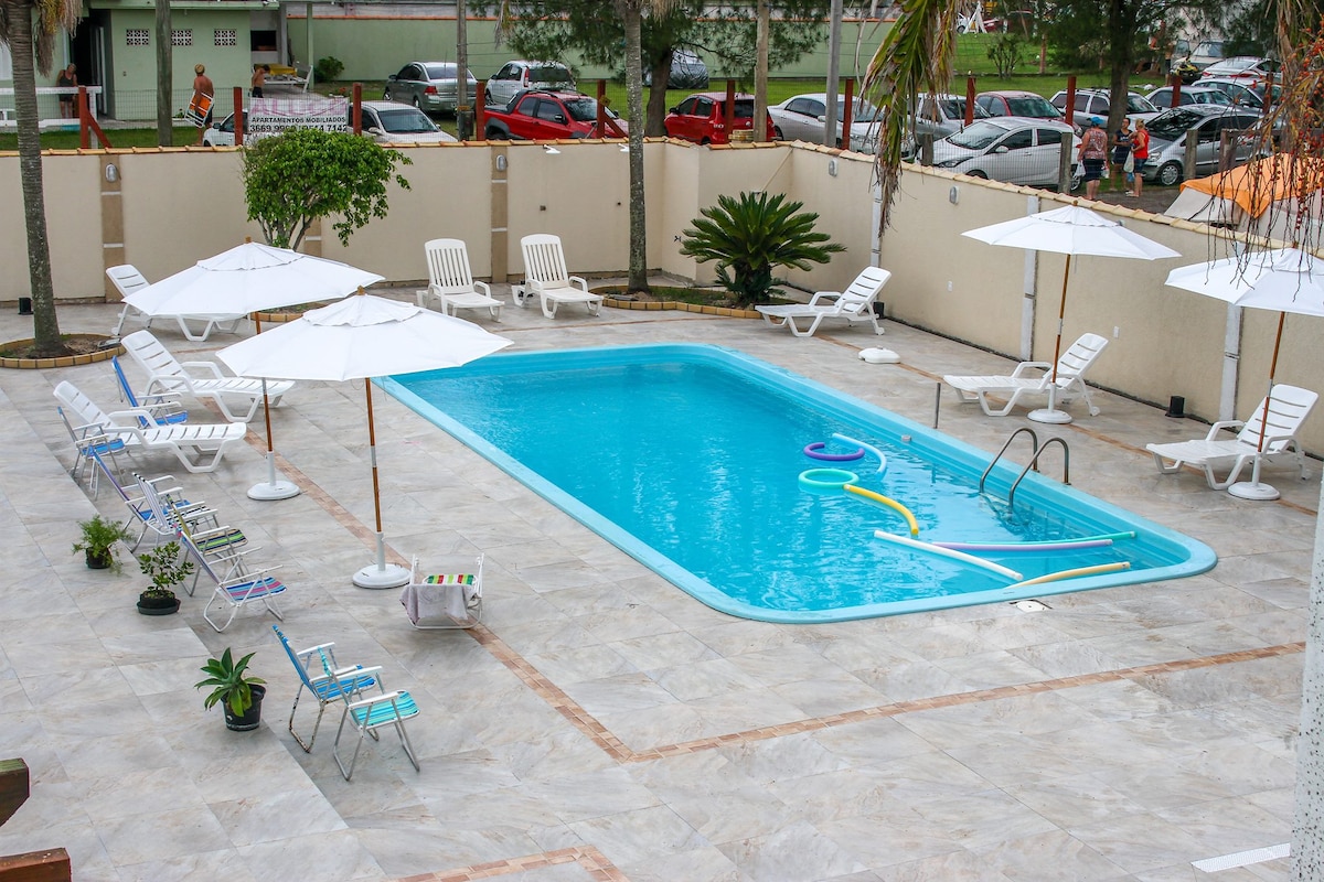 Apartamento kitnet c/ piscina 150m do mar