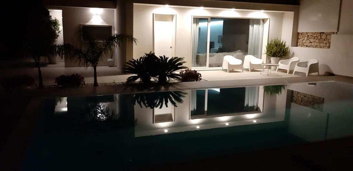 「Canicarao」：带泳池的优雅单间公寓。