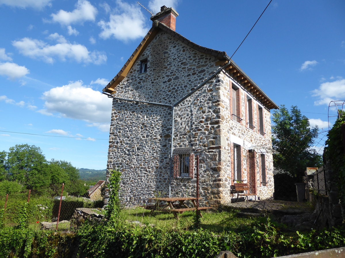 Maison en pierres avec terrain clos