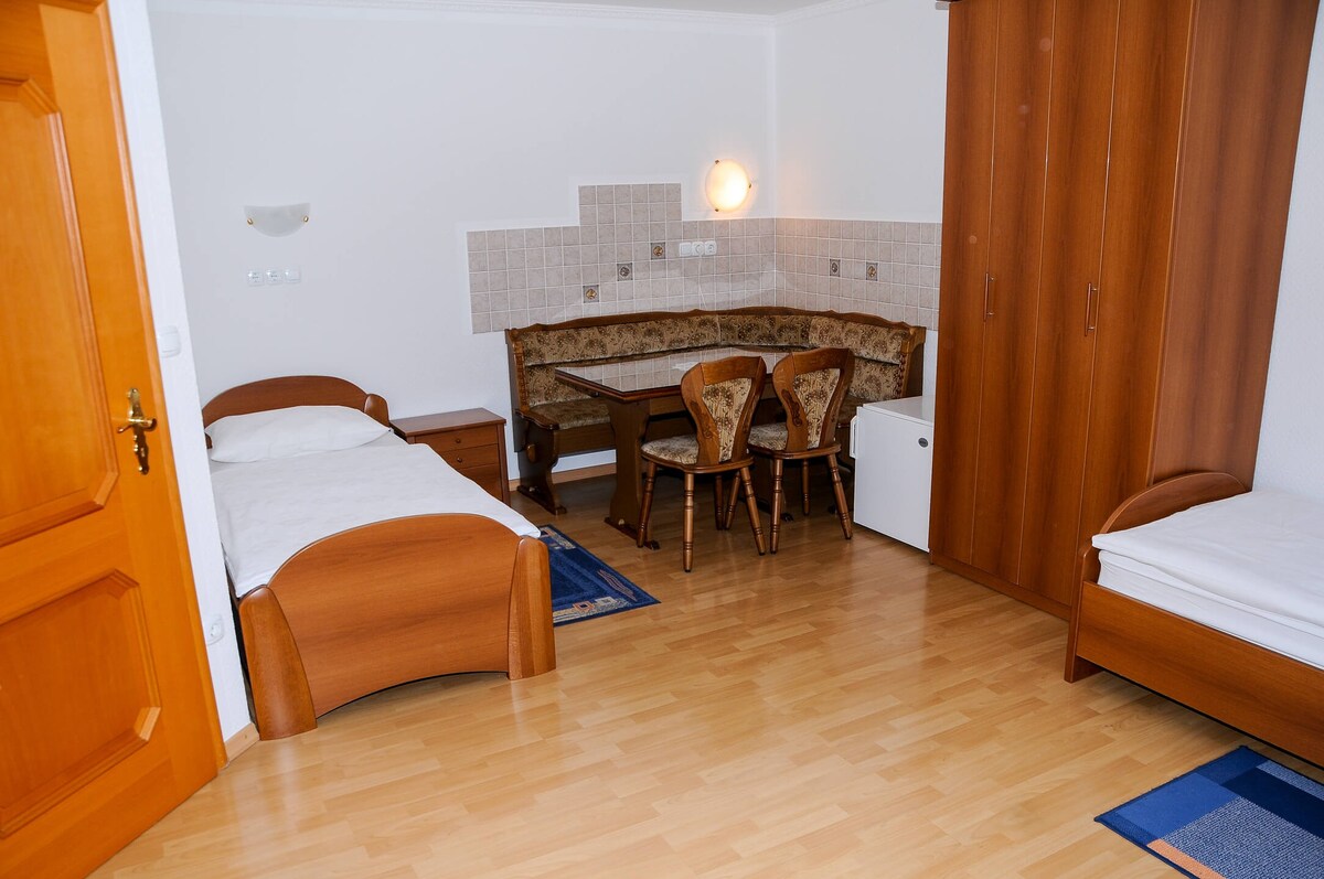 Guesthouse pri Petelinih, family room with balcony