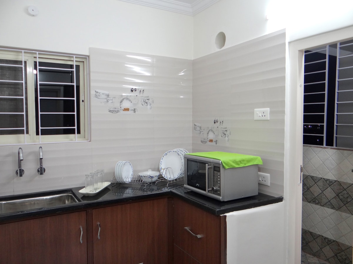 403 Entire 2BHK Apartment w/ AC near Airport