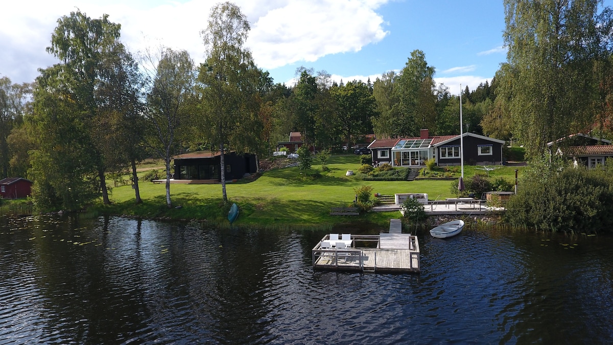 Två hus på en fantastisk sjötomt med ostört läge