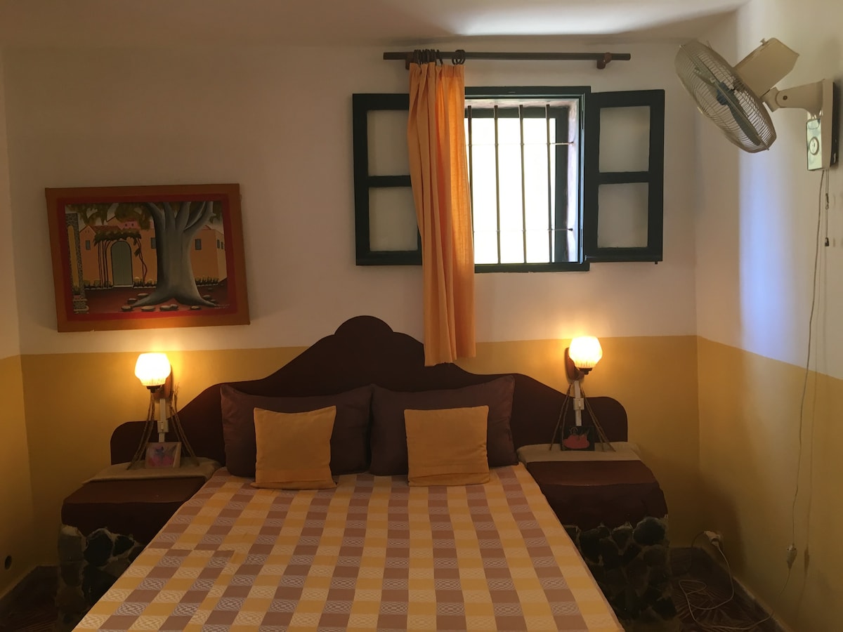 位于Gorée市中心的CHEZ ERIC美丽双人客房