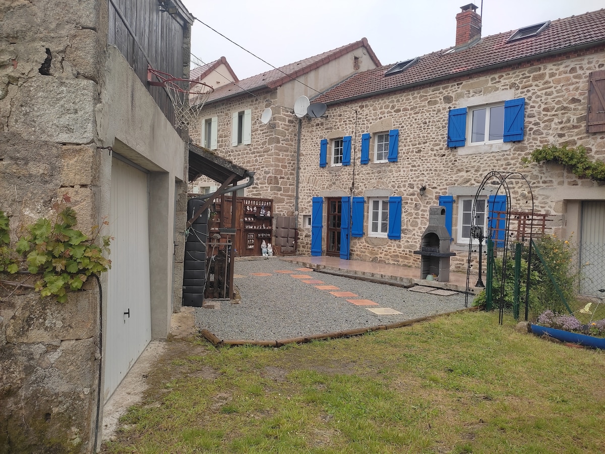 Maison Creusoise dans le village de Fontanières.