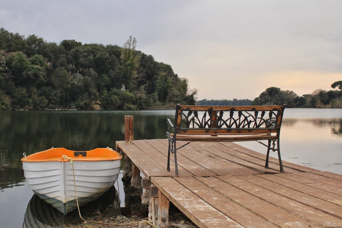 海滨湖畔小屋