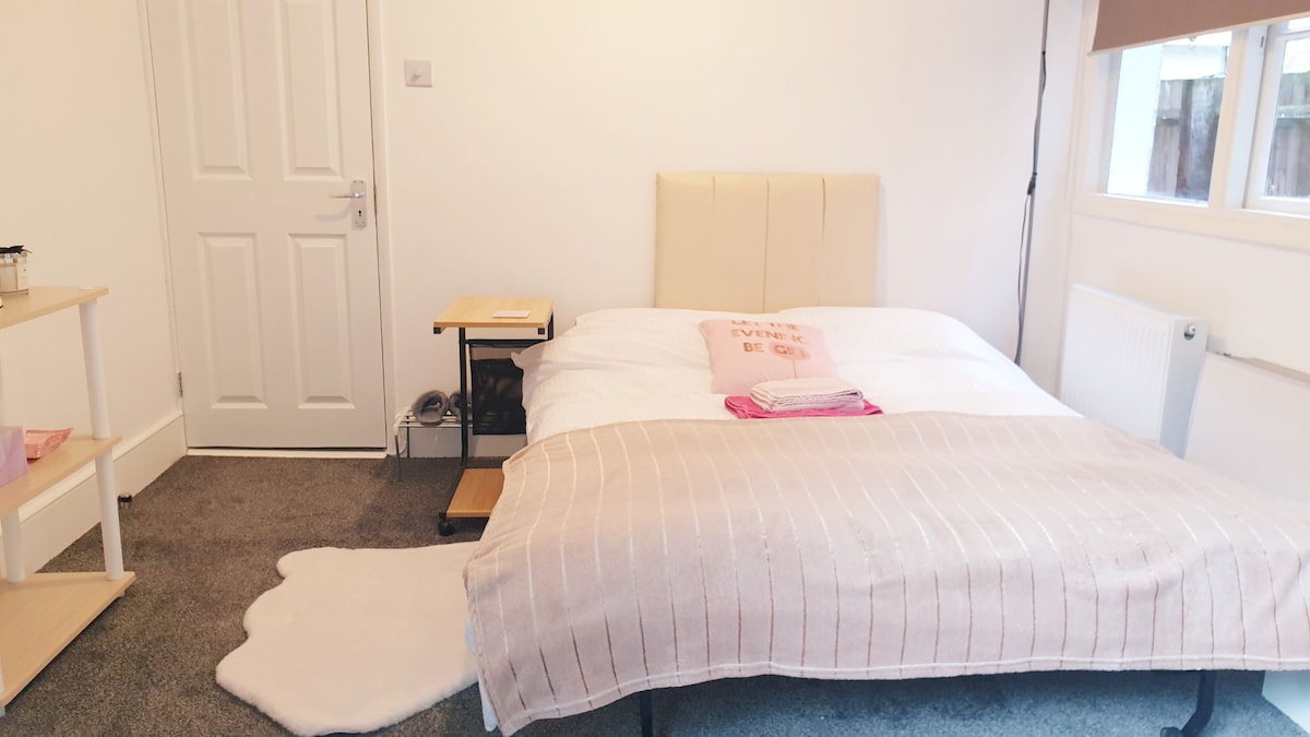 Safe Quiet Double Room for 1 female.