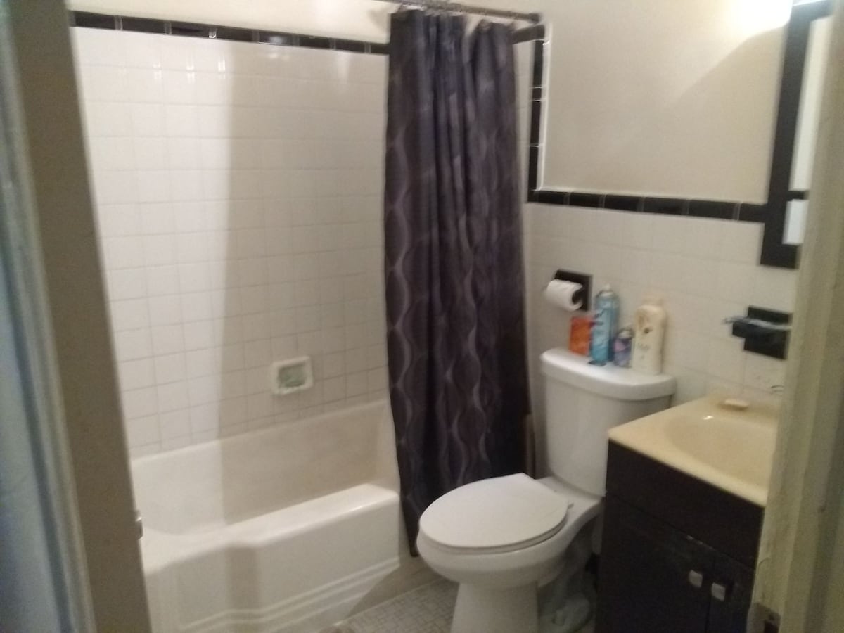 Large room 25 min bus to NYC shared kitchen & bath