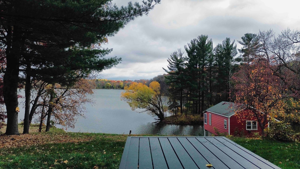 Lakefront cabin retreat-private hot tub w/ a view!