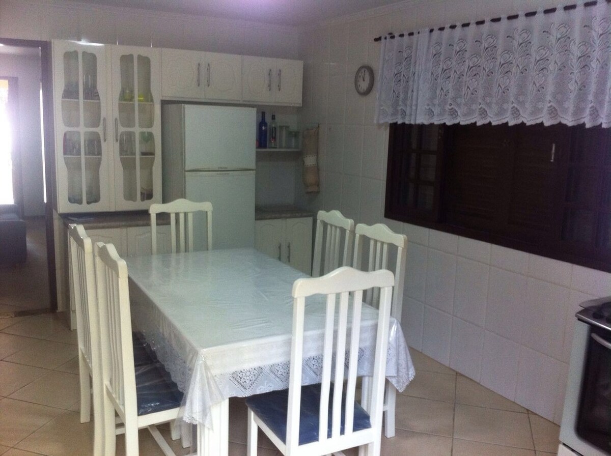 Casa em Porto Belo para 09 pessoas, 90 m. do mar
