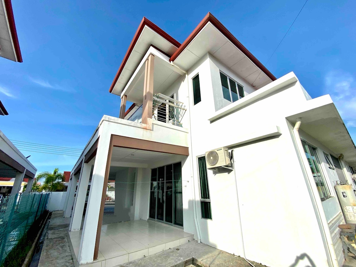 13Pax French Homestay Miri Sarawak, Semi-D