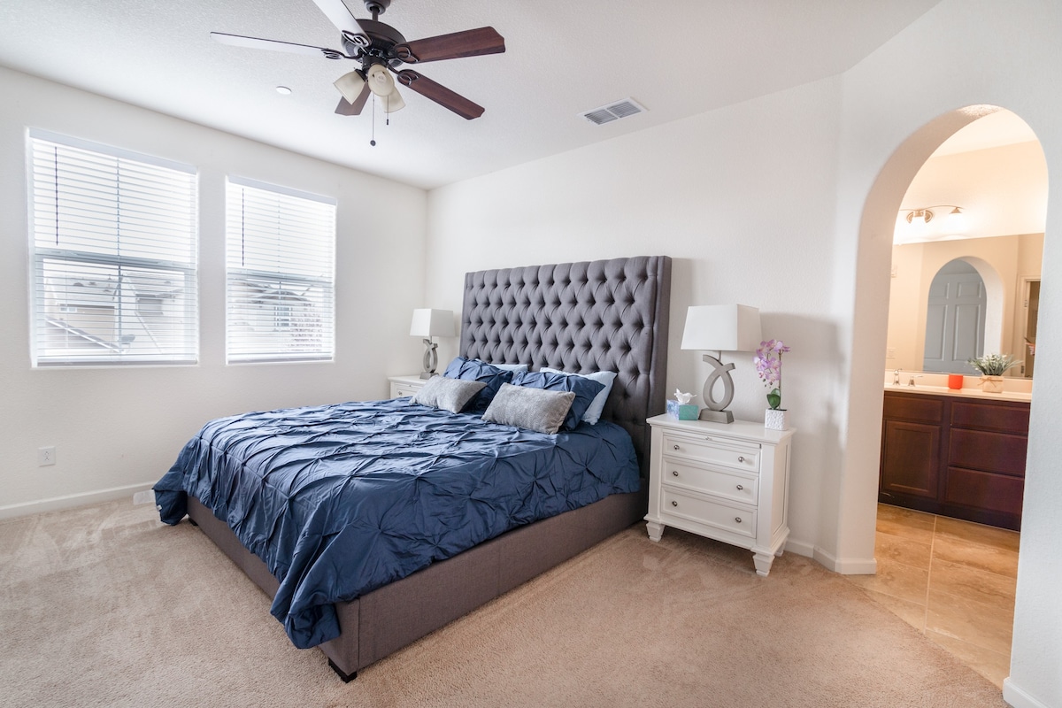 Gorgeous home with EV charger + king size bed!!