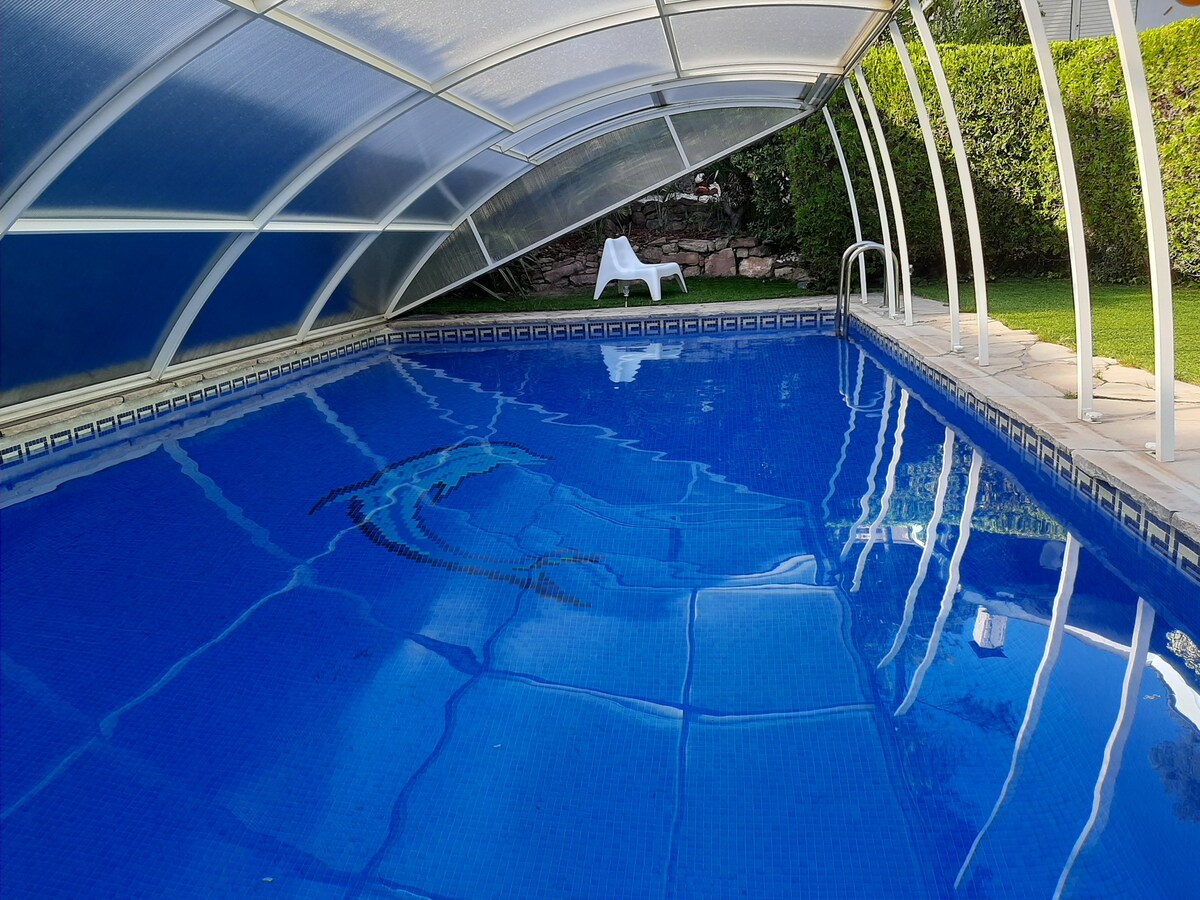 巴塞罗那附近有带泳池的山区别墅