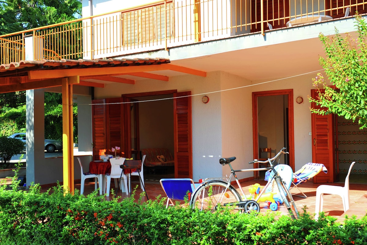 帕里努罗度假屋，带泳池、露台、花园、自行车