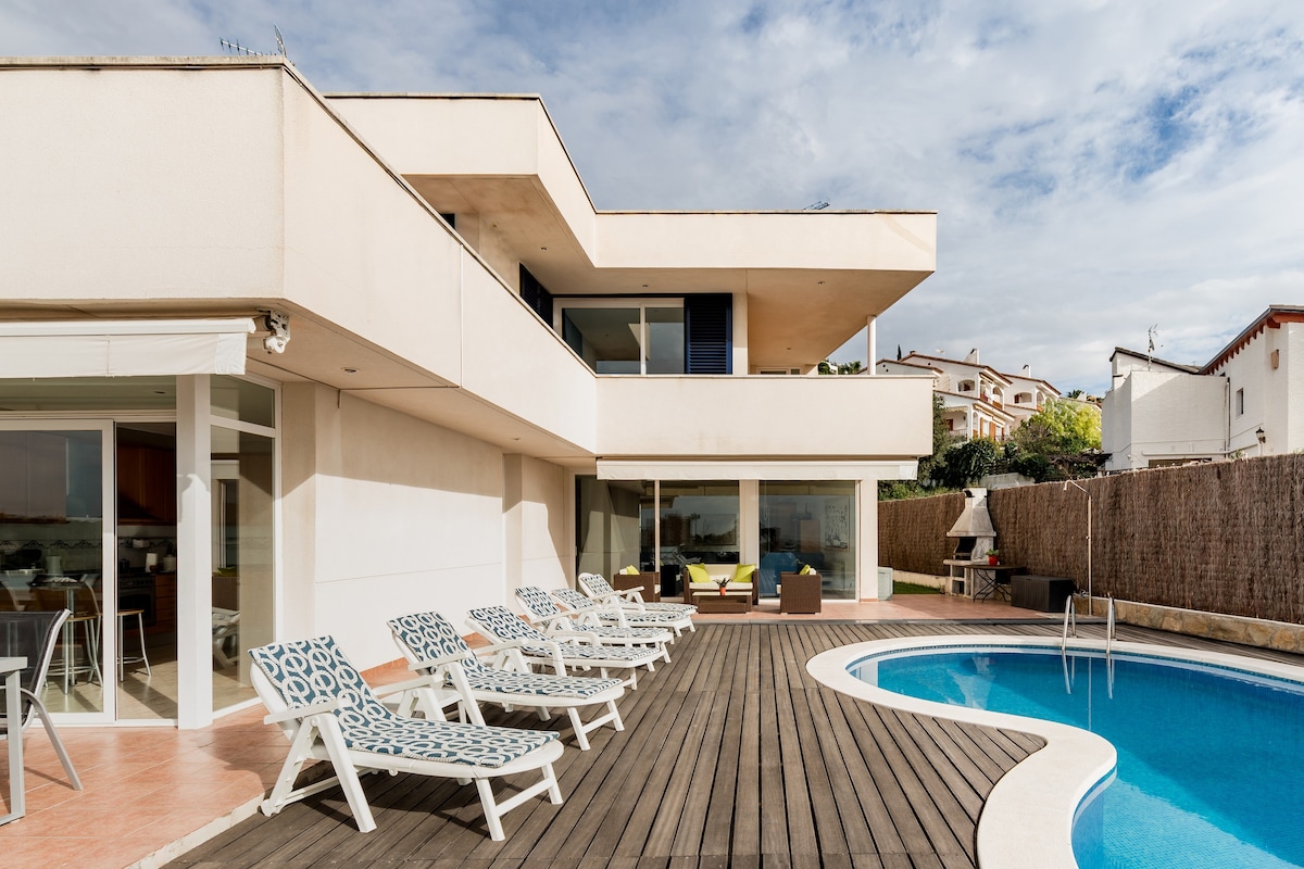 这座令人难以置信的地中海别墅坐落在泳池边放松身心