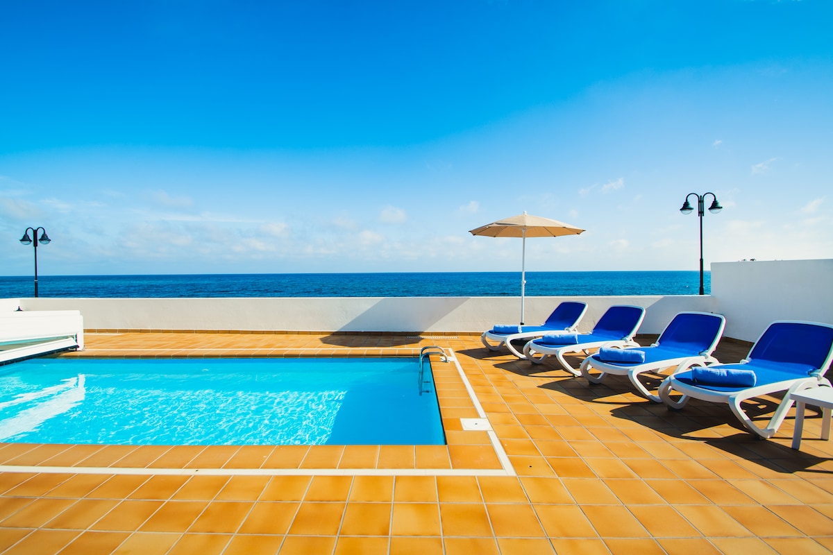 Bonita casa con piscina a primera línea de mar