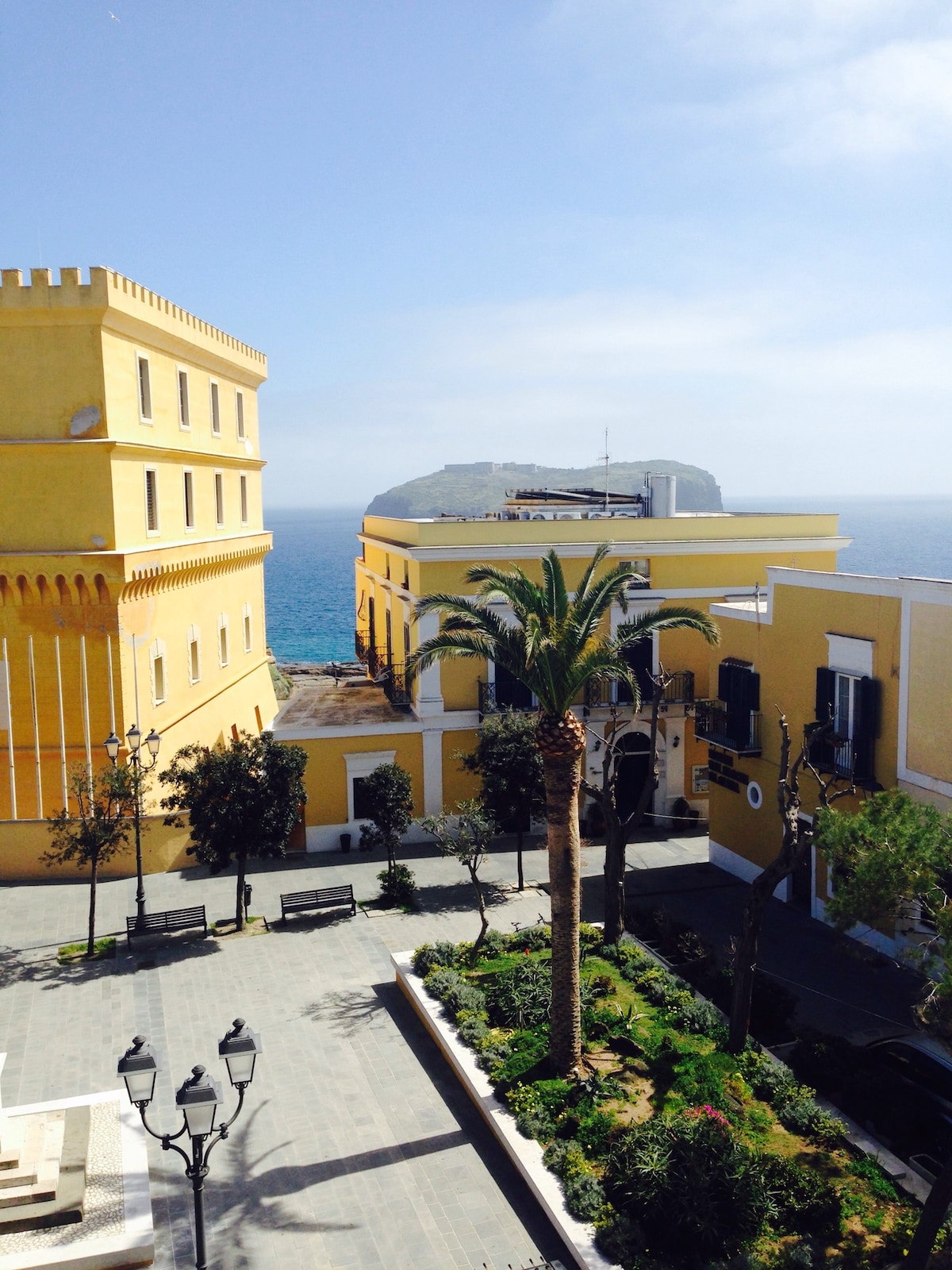 Ventotene La casa in Piazza