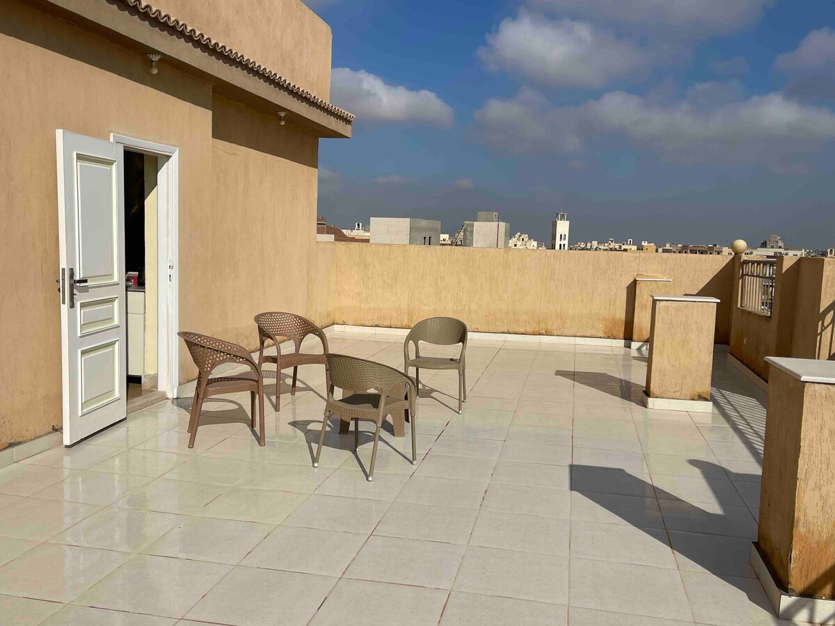 温馨舒适的单间公寓，配有宽敞的露台，位于新开罗/埃及
